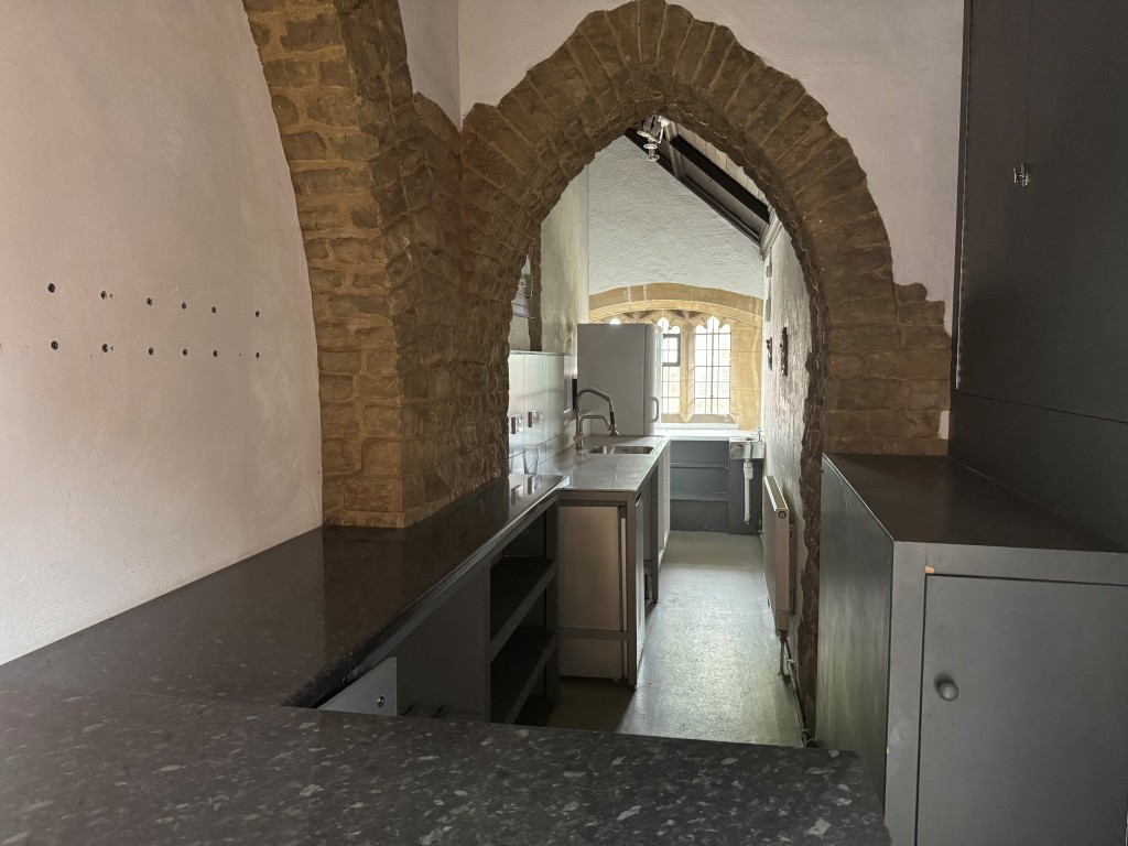 Lot: 6 - FREEHOLD TOWN CENTRE FORMER CHAPEL ARRANGED AS DANCE STUDIO AND EVENTS VENUE WITH A CAR PARK - Kitchen